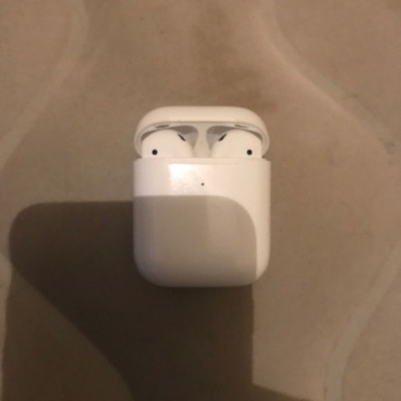 AirPods - Picture 3 of 5